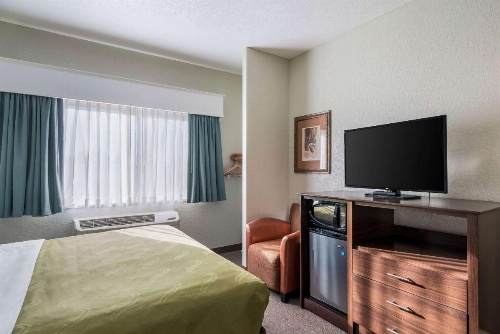 Quality Inn & Suites West image 40